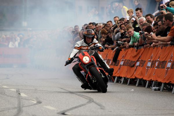 HarleyHH2011   171.jpg - Hamburger Harley Days 2011, Harley Davidson,  Stunt Show mit Rainer Schwarz, stunts, stuntshow,